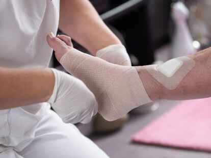 In der Pflege ist die Personalnot gro&szlig;. Bis 2040 k&ouml;nnten knapp 200.000 neue Pflegekr&auml;fte gebraucht werden.