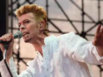 Der britische Musiker David Bowie auf der B&uuml;hne (1997).