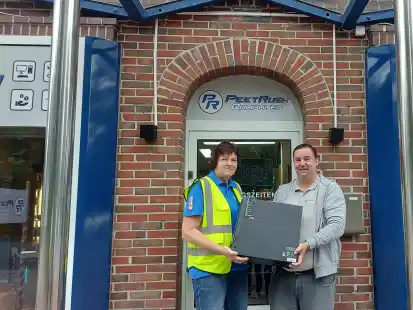 Herma Schoon von Hermas Spendenbox erh&auml;lt von Marc Petrusch die &uuml;berarbeiteten PCs. Die Ger&auml;te verteilt sie an sozial schwache Familien mit Kindern.