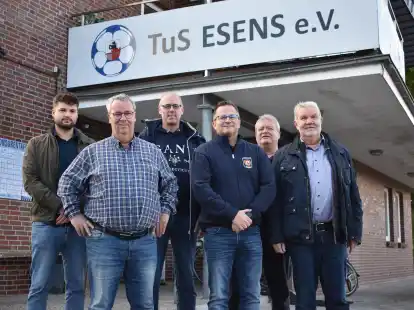 V. l.: Stadtmanager Kolja Green, Eike Jan&szlig;en (zweiter Vorsitzender TuS Esens), AEU-Vorsitzender Markus Backenk&ouml;hler, Ortsbrandmeister Thorsten H&uuml;bner, G&uuml;nter Uphoff (Feuerwehr) und Dieter &bdquo;Buddy&ldquo; Kramer (Sch&uuml;tzencompagnie) k&uuml;ndigen &bdquo;Esens trifft sich&ldquo; an.