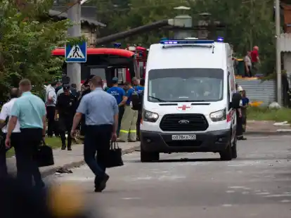 Ein Krankenwagen verl&auml;sst den Ort der Explosion  am Sagorsker Optisch-Mechanischen Werk.