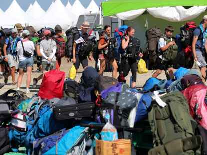 Teilnehmer des World Scout Jamboree verlassen ihr Camp.