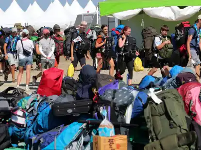 Teilnehmer des World Scout Jamboree verlassen ihr Camp.