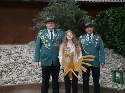 Gl&uuml;ckwunsch an die Nachwuchs-Regentin: Jungsch&uuml;tzenmeister Bernhard Nilling (von links), Kinderk&ouml;nigin Sophie Br&ouml;ring, stellvertretender Jungsch&uuml;tzenmeister  Manuel Rumpf