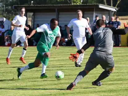 Ailton (am Ball) ist mit der Werder-Traditionself am Samstag im Jadestadion zu Gast. Weitere Teilnehmer des Bratzke-Cups sind Borussia Dortmund und der WSC Frisia.