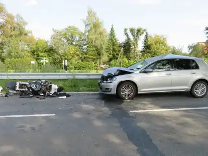 Der Motorradfahrer wurde frontal auf das Auto geschleudert.
