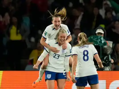 Englands Fu&szlig;ballerinnen feiern den Sieg gegen Turnier-Schreck Kolumbien.