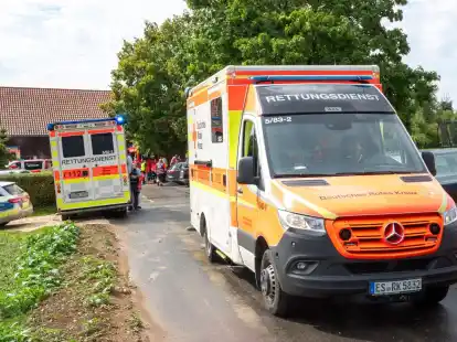 Rettungsdienste nahe der Ungl&uuml;cksstelle. in Unterensingen.