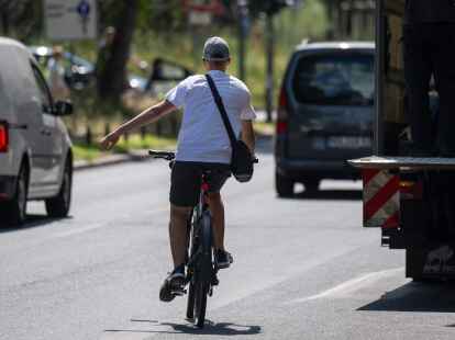 Ein Radfahrer radelt im Bezirk Sch&ouml;neberg in Berlin.
