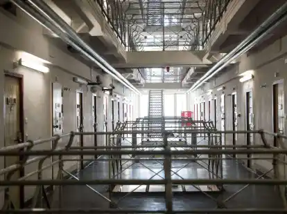Blick in einen Zellentrakt im C-Fl&uuml;gel der Hamburger Untersuchungshaftanstalt. Auch im Strafvollzug droht nach Sch&auml;tzungen mehrerer Gewerkschaften ein akuter Personalmange.