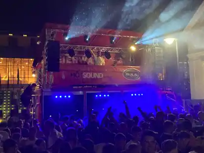 DJ Bhrnds am Steuer des Party-Trucks brachte die Menge in der Nacht von Freitag auf Samstag zum Toben.
