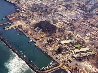 Dieses vom County of Maui zur Verf&uuml;gung gestellte Luftbild zeigt von den Feuern zerst&ouml;rte Geb&auml;ude in der N&auml;he eines Jachthafens.