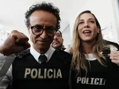 Pr&auml;sidentschaftskandidat Christian Zurita und Vizepr&auml;sidentschaftskandidatin Andrea Gonz&aacute;lez N&aacute;der w&auml;hrend einer Pressekonferenz zur Bekanntgabe seiner Nominierung durch die Partei Construye (Baue).