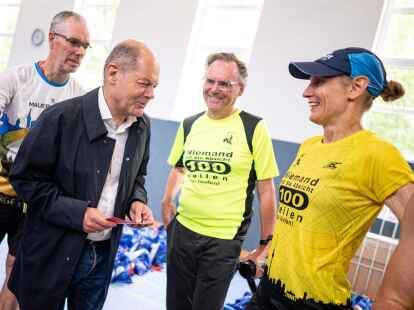 Entspannter Besuch: Scholz unterh&auml;lt sich mit L&auml;uferinnen und L&auml;ufern beim Berliner Mauerweglauf. (Fabian Sommer/dpa)