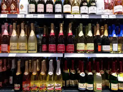 Sekt darf ohne Folienkapsel am Flaschenhals verkauft werden. Doch viele gro&szlig;e Sekthersteller sind skeptisch.