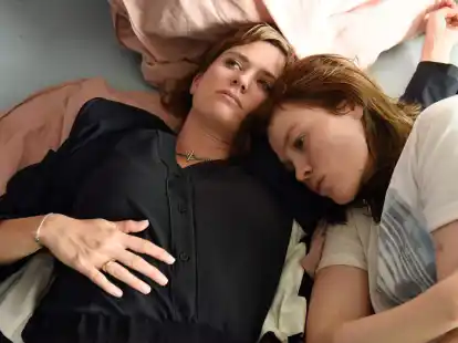 Clara (Emily Cox) und Leonie (Paula Kober) in einer Szene der ersten Folge der ARD-Dramaserie &laquo;37 Sekunden&raquo;.