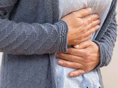 Haben Frauen einen Herzinfarkt, treten h&auml;ufiger weniger eindeutige Symptome auf - etwa &Uuml;belkeit oder Erbrechen sowie Schmerzen im Oberbauch oder im R&uuml;cken.