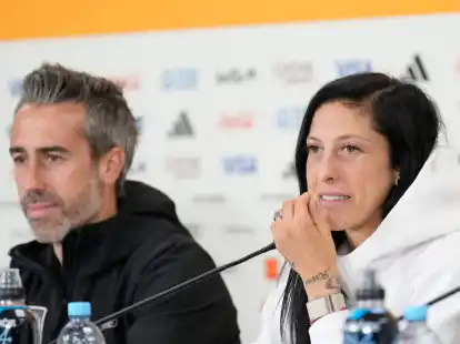 Jennifer Hermoso und Spaniens Cheftrainer Jorge Vilda bei der Pressekonferenz in Auckland.