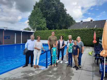 Jens Lehmann (v. l.), Karin Emken MdL, Johannes Schottst&auml;dt, Tamara Fa&szlig;, Anke Dittrich, Marlene Schmidt und Jonah, Tim und Thore bei einem Besuch im Ardorfer Freibad.