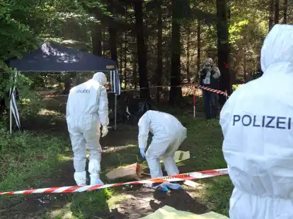 Kriminalbeamte untersuchen im Juni 2010 bei Heidenheim-Nietheim den Waldboden.