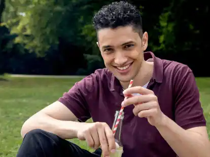 Wer Limonade durch einen Strohhalm trinkt, sch&uuml;tzt seine Z&auml;hne. Denn sie haben dann weniger Kontakt mit dem zuckers&uuml;&szlig;en Getr&auml;nk.