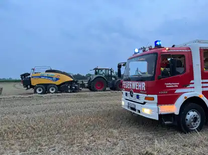 Die Feuerwehr war am Freitagabend nahe Upleward auf einem Feld im Einsatz.