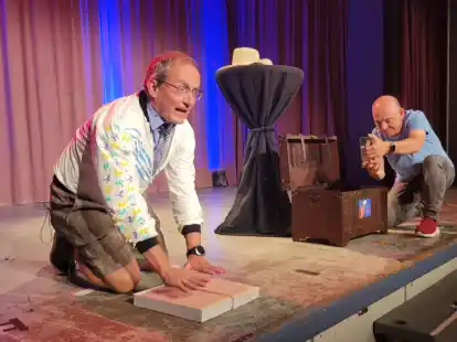 Wigald Boning dr&uuml;ckt seine H&auml;nde in den Schaumstoff. Kollege Bernhard Ho&euml;cker h&auml;lt das Ganze auf einem Foto fest.