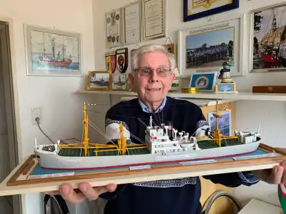 Jarg von Wackeorde mit einem selbst gebauten Modell der &bdquo;Henriette Schulte&ldquo;.