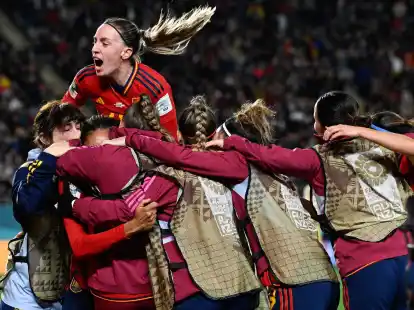 Die Spanierinnen sind mit einem 2:1-Sieg gegen Schweden ins WM-Finale eingezogen.
