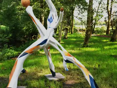 Am Harleufer beim Gulfhof Fahnhusen stellen verschiedene Bildhauer aus.