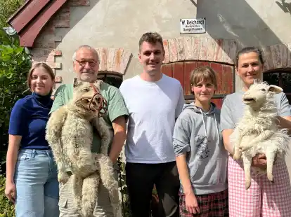 Neue Spielzeit mit teils neuen Gesichtern im Darsteller-Team (v.l.) Jule Sch&ouml;bel, Pavel M&ouml;ller-L&uuml;ck, Eike Schmidt, Meike Lehmann und Barbara Schmitz-Lenders.