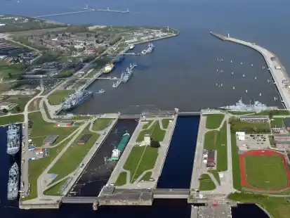 Blick vom Inneren Hafen Wilhelmshavens auf die Seeschleuse (4. Einfahrt) und dem Vorhafen mit Marinest&uuml;tzpunkt.