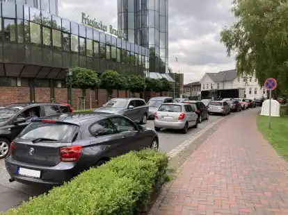 Stau und stockender Verkehr in beiden Fahrtrichtungen am Elisabethufer.