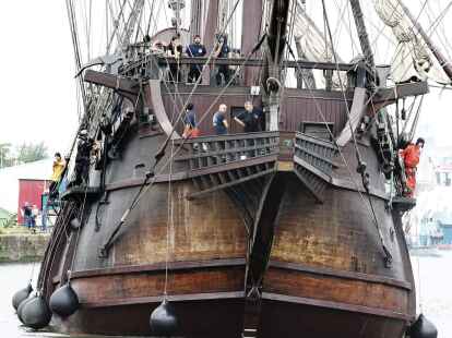 Das Man&ouml;vrieren  der wuchtigen &bdquo;Galeon Andalucia&ldquo; ist nicht einfach. Ma&szlig;arbeit gefragt war am schmalen &Uuml;bergang vom Kaiserhafen in den Neuen Hafen. Dort machte der Publikumsliebling vieler maritimer Veranstaltungen  fest.