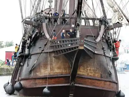 Das Man&ouml;vrieren  der wuchtigen &bdquo;Galeon Andalucia&ldquo; ist nicht einfach. Ma&szlig;arbeit gefragt war am schmalen &Uuml;bergang vom Kaiserhafen in den Neuen Hafen. Dort machte der Publikumsliebling vieler maritimer Veranstaltungen  fest.