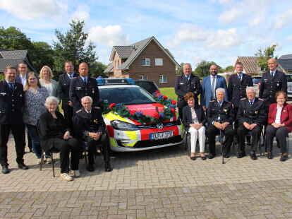Neues Fahrzeug und Ehrung bei Feuerwehr Gehlenberg: (sitzend, von links) Maria und Hermann Block, Helena und Heinz Block, Bernhard und Helena Jan&szlig;en sowie (stehend von links) Stefan Bruns, Henning Kamps, Martina Bruns, Marion und Stefan Untiedt, Stefan Abshof, Andreas Witting, Sven Stratmann, Reinhard Block und Herbert Steenken.