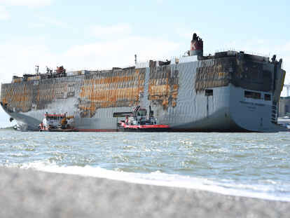 Der schwer besch&auml;digte Autofrachter &bdquo;Fremantle Highway&ldquo; liegt mittlerweile im Hafen von Eemshaven. Das Schiff war &uuml;ber Stunden zu dem Nordsee-Hafen an der Emsm&uuml;ndung geschleppt worden.