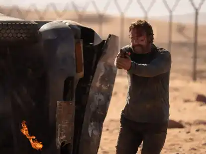 Tom Harris (Gerard Butler) schl&auml;gt sich durch.