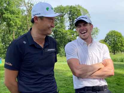 Golfer Haotong Li (l) und der ehemalige Fu&szlig;ballprofi Gareth Bale lachen w&auml;hrend des Trainings.