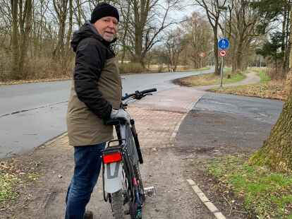Der Radweg am Moorhauser Weg ist nur geschottert  und f&uuml;r gegenl&auml;ufigen Rad- und Fu&szlig;g&auml;ngerverkehr zu schmal &ndash; diese Erfahrung hat Wolfgang Stumpf schon h&auml;ufig gemacht.
