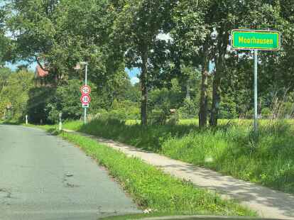 Der Moorhauser Weg soll lauf Vorstellungen der ADFC-Kreisgruppe in Schortens zu einer Fahrradstra&szlig;e umgewidmet werden und zusammen mit Teilen der Bahnhofstra&szlig;e, des Eichenweges und er Heinrich-T&ouml;njes-Stra&szlig;e die Verbindung zwischen Sillenstede und dem Heidm&uuml;hler Ortskern f&uuml;r Radfahrer sicherer machen.