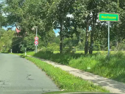 Der Moorhauser Weg soll lauf Vorstellungen der ADFC-Kreisgruppe in Schortens zu einer Fahrradstra&szlig;e umgewidmet werden und zusammen mit Teilen der Bahnhofstra&szlig;e, des Eichenweges und er Heinrich-T&ouml;njes-Stra&szlig;e die Verbindung zwischen Sillenstede und dem Heidm&uuml;hler Ortskern f&uuml;r Radfahrer sicherer machen.