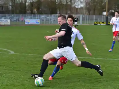 Tim Wernke (vorne, hier noch im Dress des BV Cloppenburg) st&uuml;rmt nun f&uuml;r den Bezirksligisten BW Lohne II.