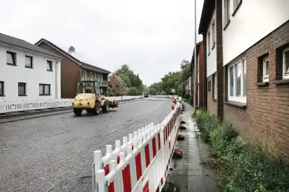 Die Fritz-Reuter-Stra&szlig;e in Cloppenburg ist p&uuml;nktlich zum Ende der Sommerferien fertig. Die Bauarbeiter haben aber schon die n&auml;chste Baustelle im Blick.
