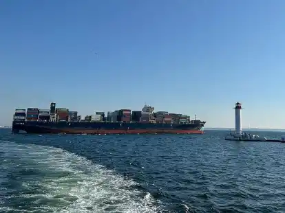 Das unter der Fahne Hongkongs fahrende Containerschiff Joseph Schulte verl&auml;sst den Hafen von Odessa, um durch den tempor&auml;ren Korridor zu fahren, der f&uuml;r Handelsschiffe aus den ukrainischen Schwarzmeerh&auml;fen eingerichtet wurde.