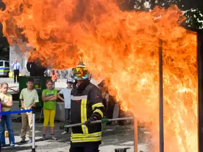 Eine vergleichbare Demonstration erwartet die Besucher am Blaulichttag: Ein Feuerwehrmann f&uuml;hrt den L&ouml;scheinsatz bei einer Fettexplosion vor.