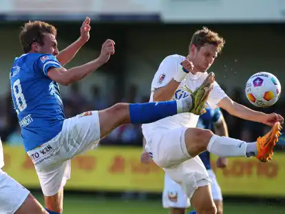 Harter Kampf um den Ball: Jeddelohs Julian Bennert (Mitte) behauptet sich im Zweikampf mit Meppens (von links) Sander van Looy und Tim M&ouml;ller