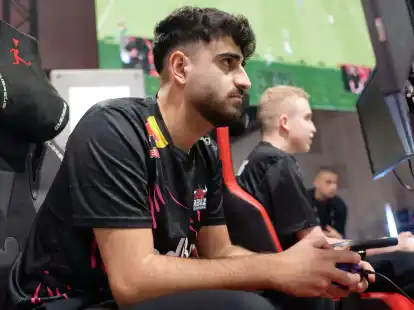 Nach dem nationalen Double steht f&uuml;r FIFA-Weltmeister Umut die Mission Titelverteidigung an.
