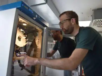 Konrad Gebauer, Leiter der Prozessentwicklung bei UPM&nbsp;in Leuna, im Labor der neuen Bioraffinerie.