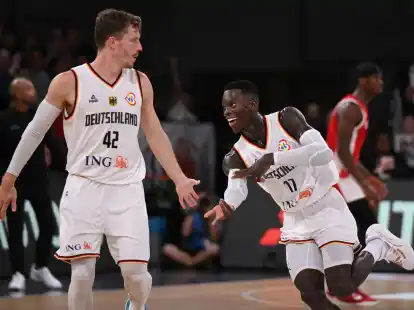 Dennis Schr&ouml;der (r), Andreas Obst und Co. spielen in Abu Dhabi.